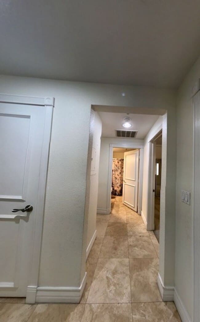 Building Photo - 1 Bedroom Condo In A Luxurious Community!!