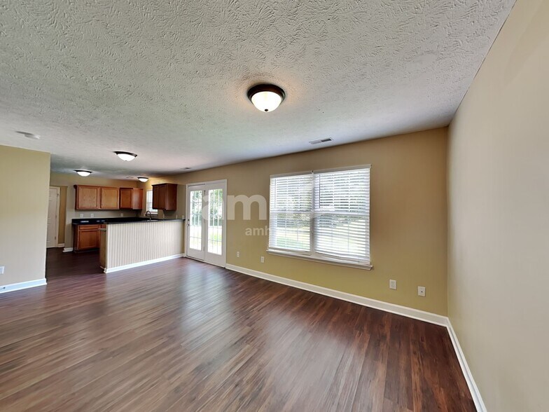 Building Photo - 6012 Mountview Dr
