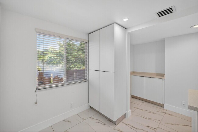 Building Photo - 14375 Strathmore Ln