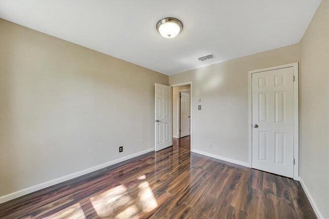 Building Photo - 1467 S Meadows Dr