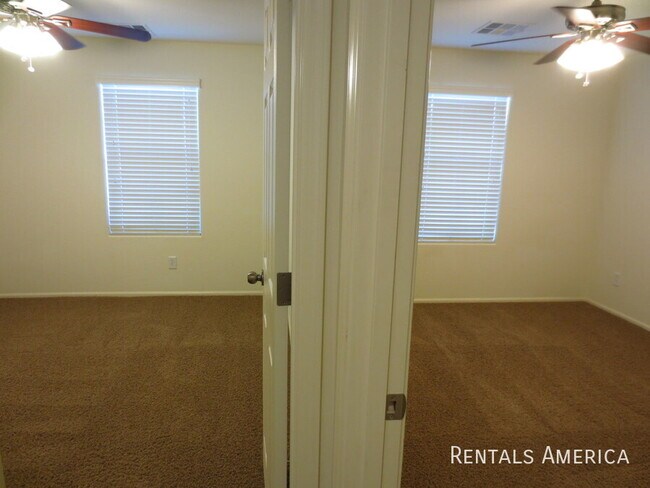 Building Photo - 890 E Doral Ct