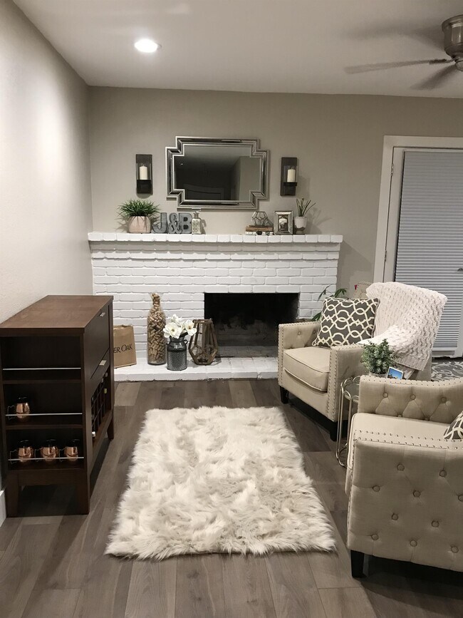 Building Photo - 1713 El Paseo Dr