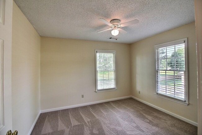 Building Photo - 383 E Valleywood Dr