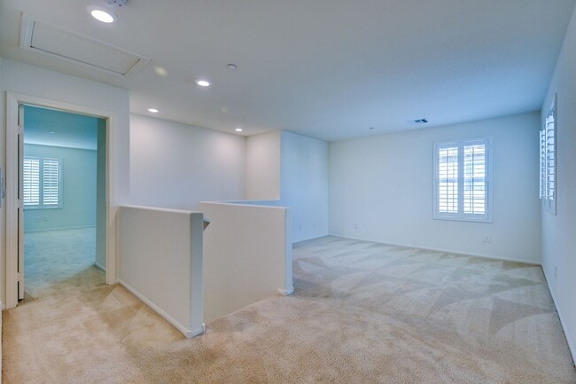 Building Photo - Green Valley!! Gated!! 4 Bedrooms!! Bed & Bath Downstairs!!  TANKLESS WATER HEATER!!! Covered pat...