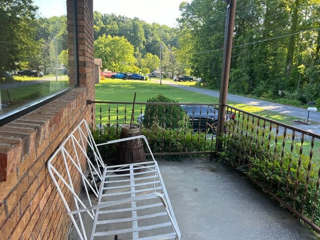 Building Photo - 2 bedroom, 1.5full bath House for rent on ...