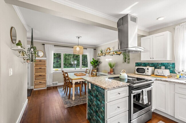 Building Photo - 6 Elwyn Rd