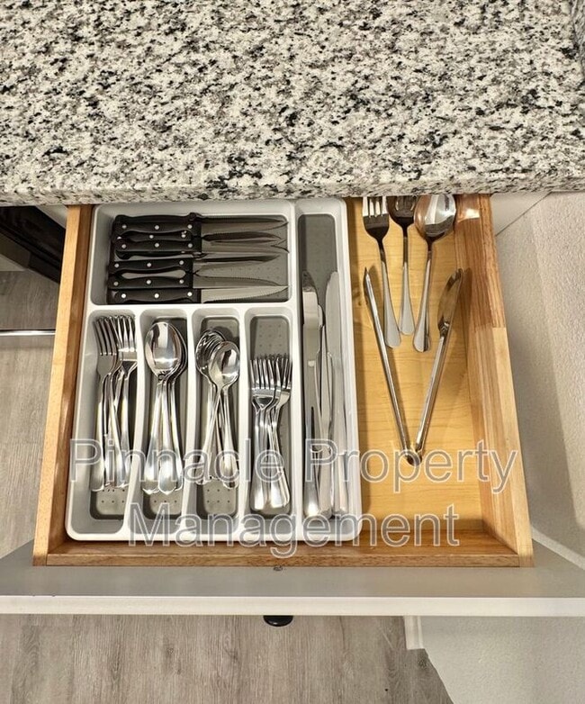 Building Photo - 2408 Lindenwood Dr