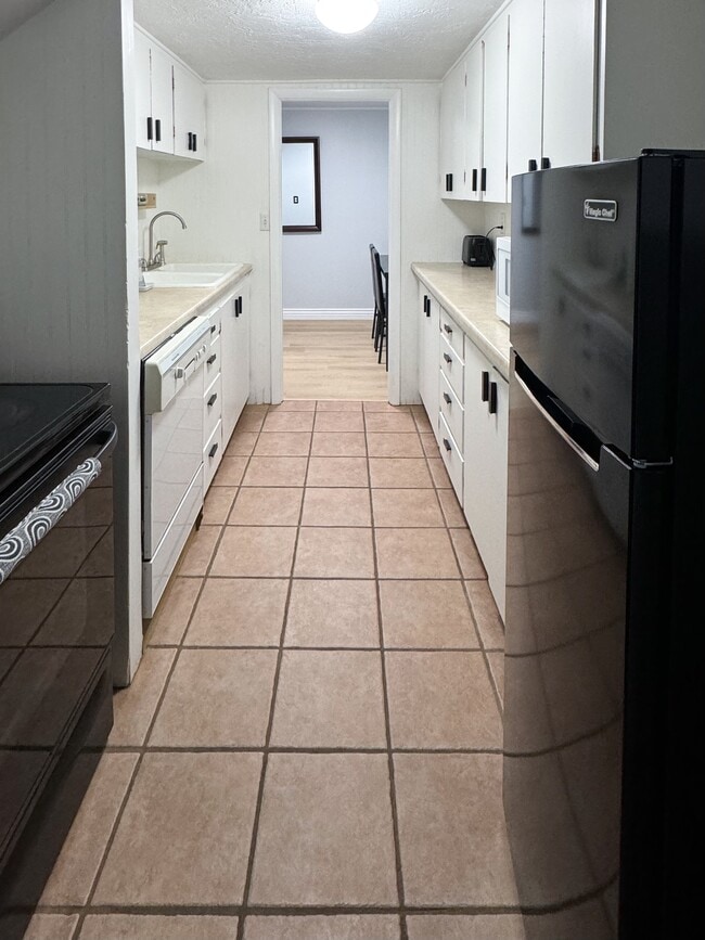 Building Photo - Cozy Basment/Lower Level Apartment