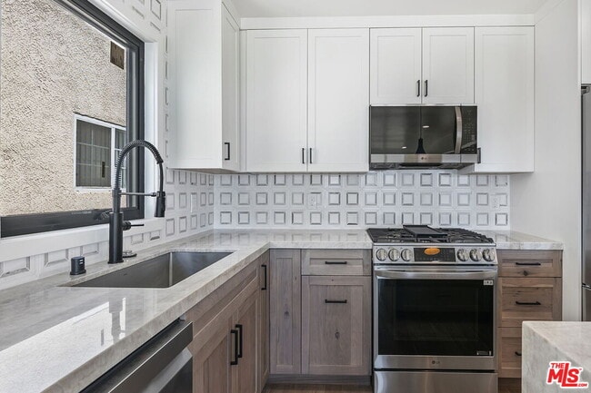 Building Photo - 6407 Ocean Front Walk