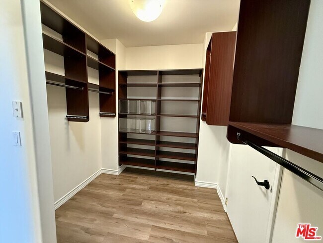 Building Photo - 10827 Pacific View Dr