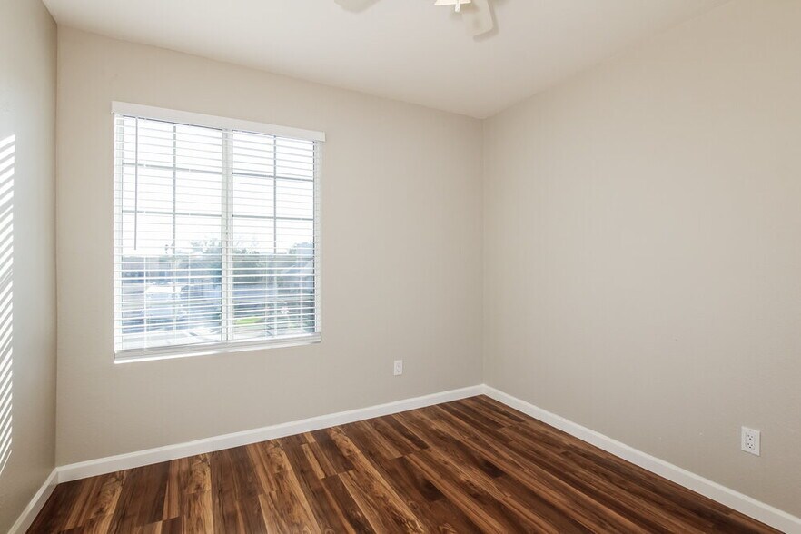 Building Photo - 536 E Marco Polo Rd