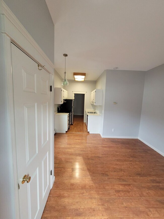 Building Photo - Cozy 1 Bed/1 Bath Victorian Style Complex ...