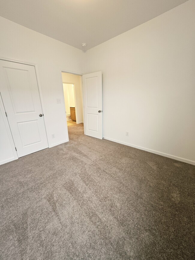 Building Photo - 128 Rosebush Ln