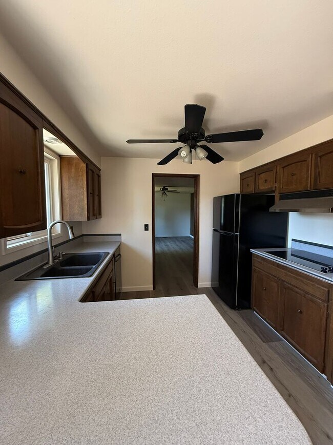 Building Photo - Stunning Pet Friendly Three Bedroom Corval...