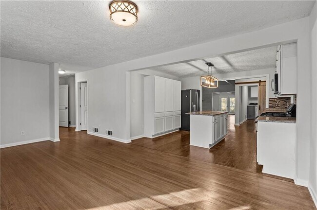 Building Photo - 2634 Birch St