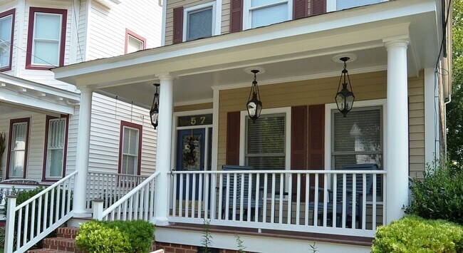 Building Photo - Walk to Naval Hospital! Beautiful Home, Gr...