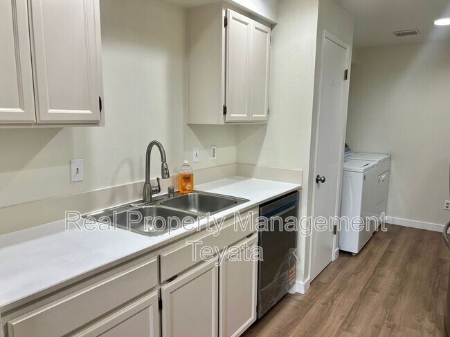 Building Photo - 902 S 22nd Ct