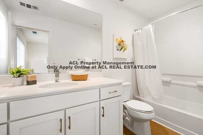 Building Photo - Modern 3BR/3BA Home in Bayshores | 1,542 Sq Ft | Prime Location