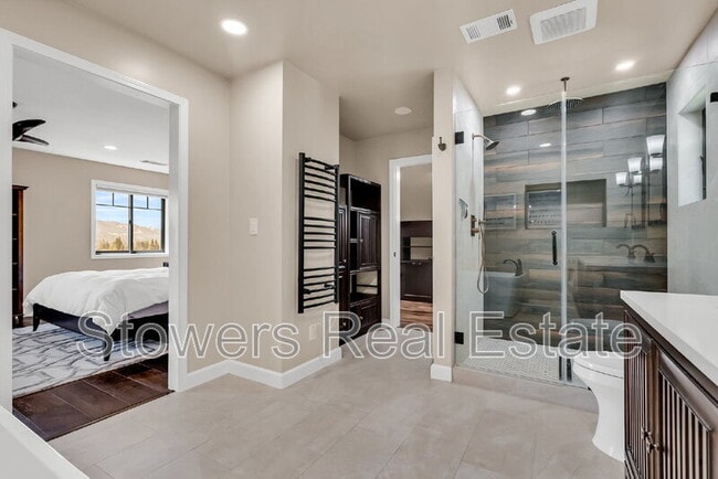Building Photo - 325 Paraiso Dr