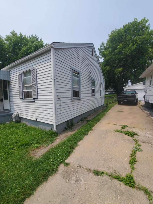 Building Photo - 1246 E Riverside Ave