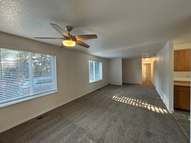 Building Photo - 1073 NE Hidden Valley Dr