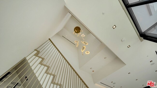 Building Photo - 8765 Hollywood Blvd