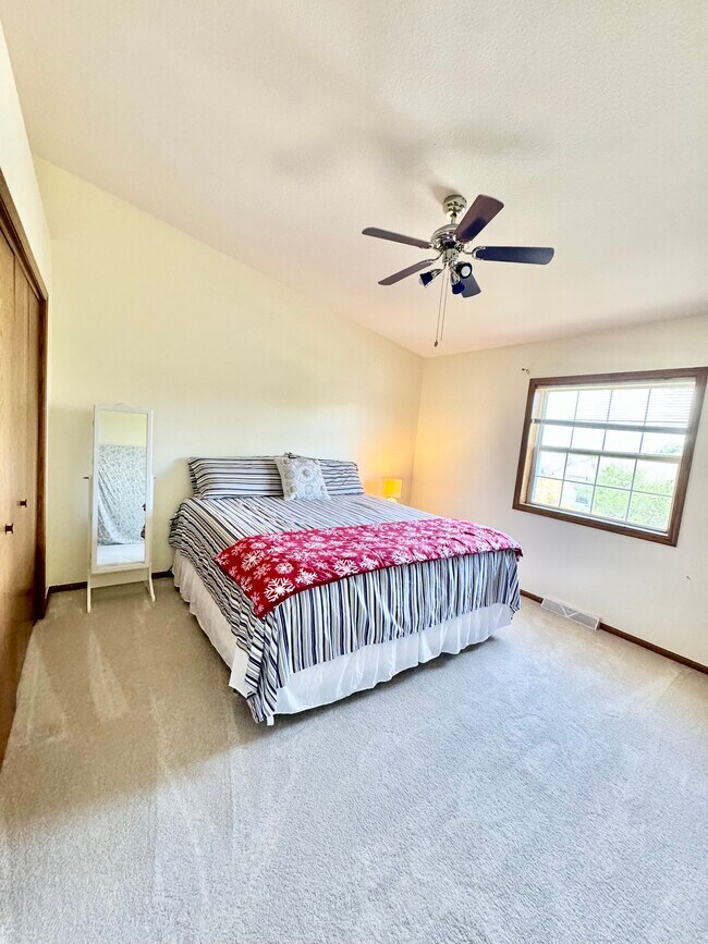 Building Photo - 367 Kristin Ct E