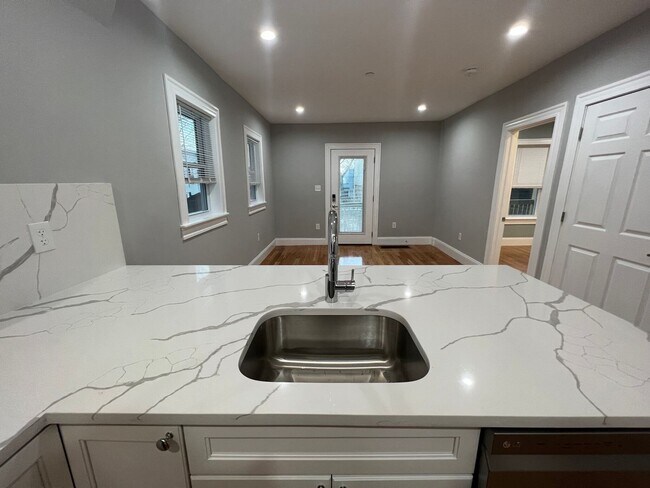 Building Photo - Harvard/Inman Square, High-End Finishes, I...