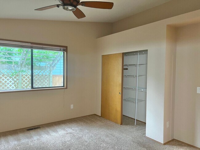Building Photo - Charming Rambler 3-Bed/2-Bath Available Now!