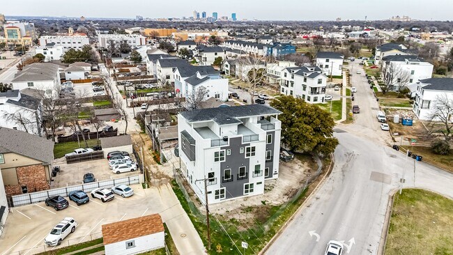 Building Photo - 2400 Benbrook Dr