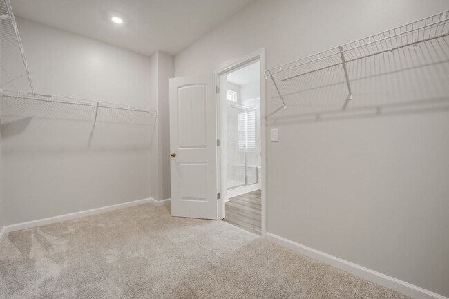 Building Photo - Spacious 5-Bedroom Home with Modern Upgrad...