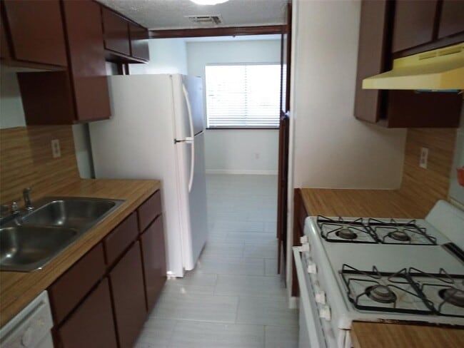 Building Photo - 1400 W Braker Ln