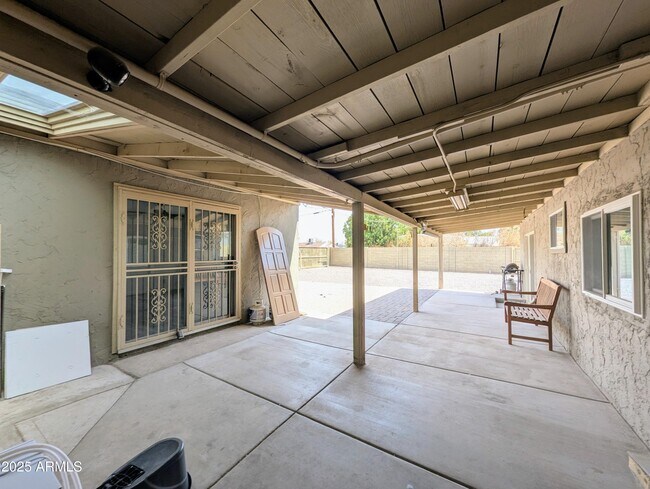 Building Photo - 2443 E Earll Dr