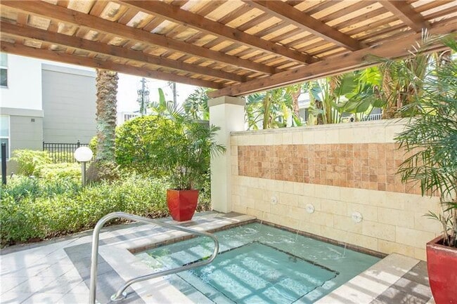 Building Photo - 2421 NE 65th St