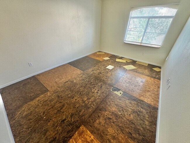 Building Photo - SPACIOUS 2 BEDROOM TOP FLOOR CONDO