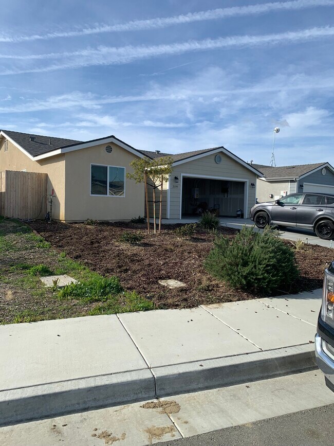 Primary Photo - 21395 Tulare St