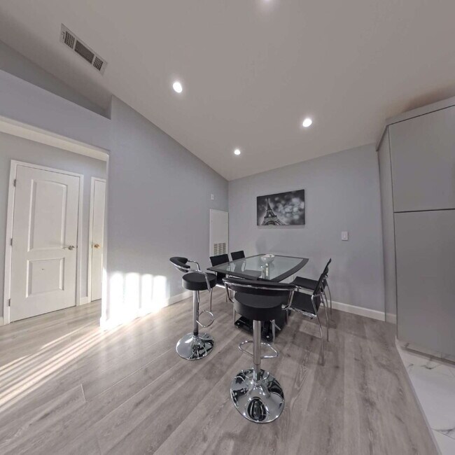 Building Photo - 1 BED 1 BATH CONDO 2nd FLOOR AT OPULENCE!