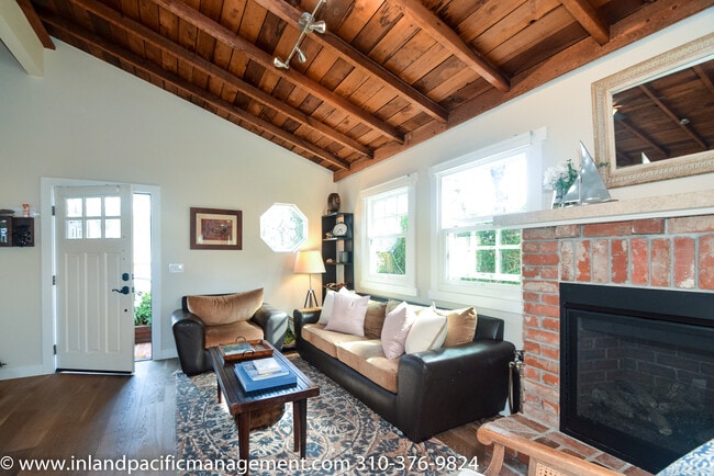 Building Photo - Exquisitely Remodeled Craftsman Style Home