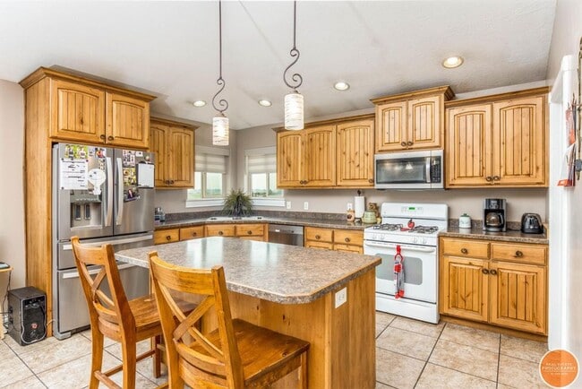 Building Photo - Charming home