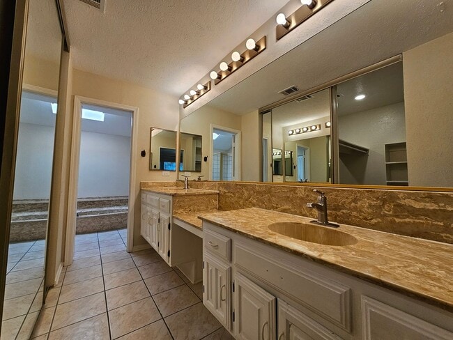 Building Photo - AVAILABLE NOW!