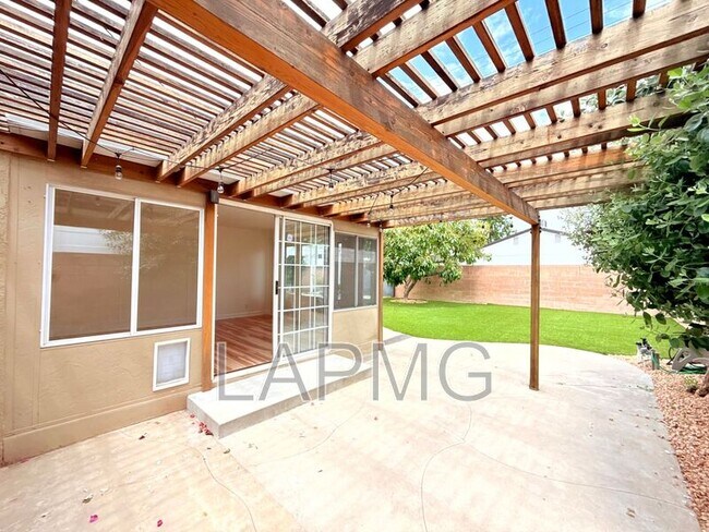 Building Photo - 16457 Gledhill St