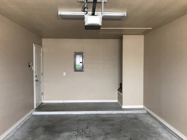 Building Photo - 4601 Skyflower Ln