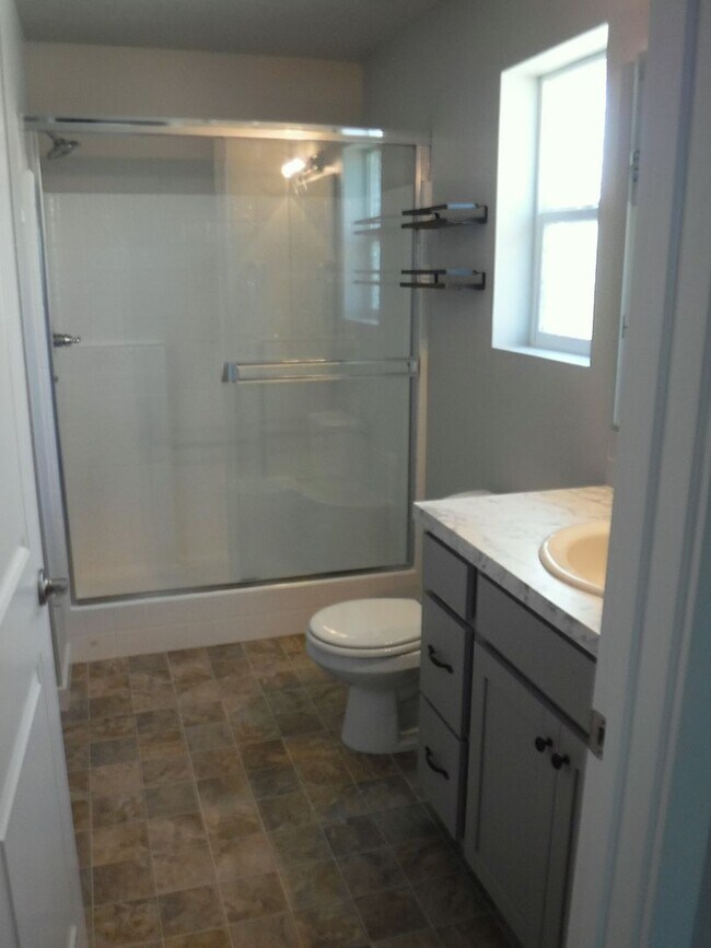 Building Photo - Bright and spacious 3 bed, 2 bath home jus...