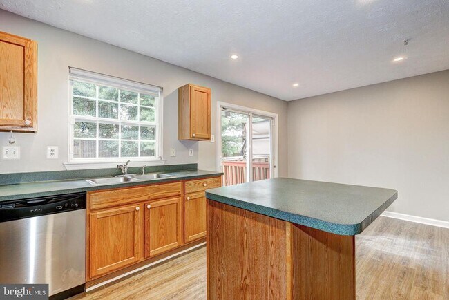 Building Photo - 9306 Vanguard Ct