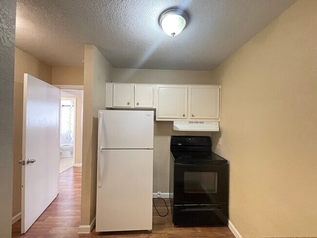 Building Photo - 327 E Locust St