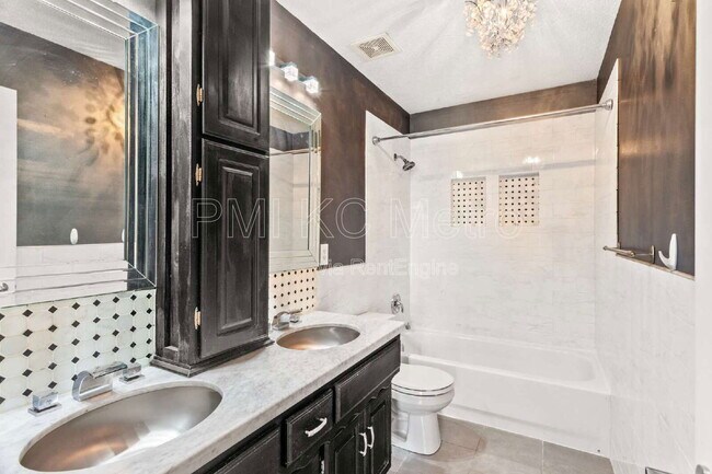 Building Photo - 824 SE 11 Terrace