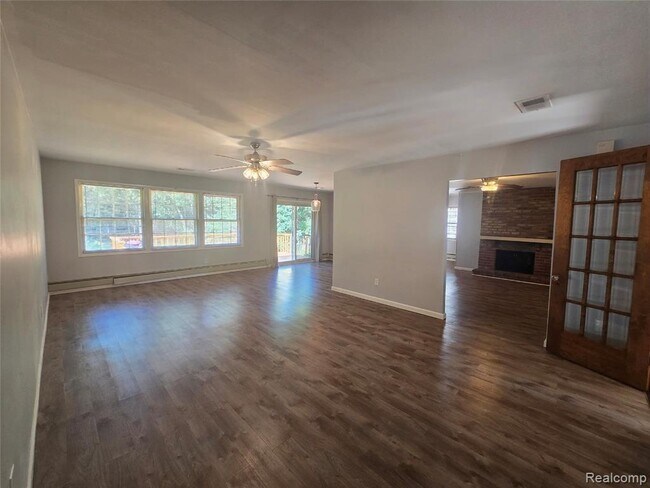 Building Photo - 2951 Hill Dr