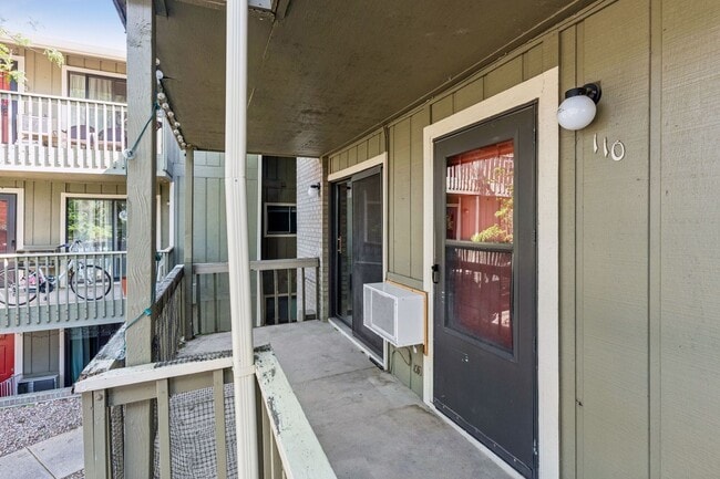 Building Photo - 695 Manhattan Dr