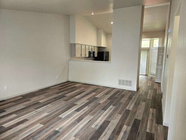 Building Photo - Beautifully Remodeled 2 Bed, 2 Bath, Single level Townhome, 2 car garage.