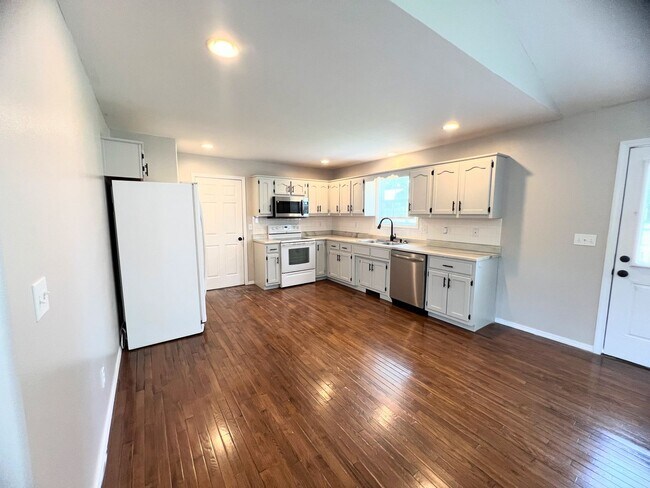 Building Photo - Fenced home close to FLW!